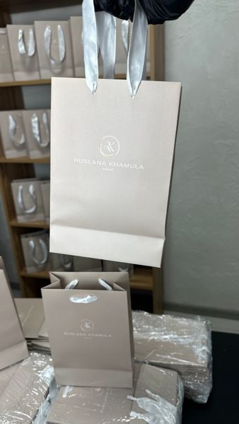 Картонні пакети &mdash; брендована поліграфічна продукція від BRAND FOR BRANDS. Доставка по Україні.
