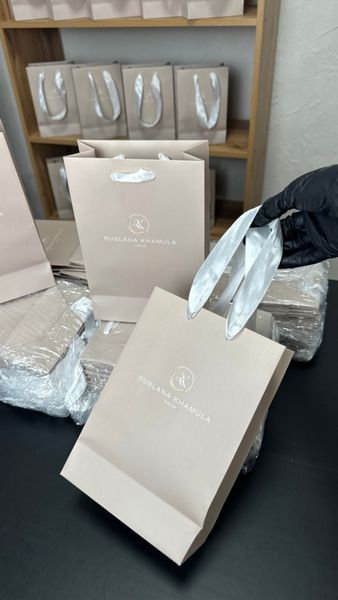Картонні пакети &mdash; брендована поліграфічна продукція від BRAND FOR BRANDS. Доставка по Україні.